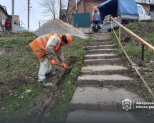 Небезпечний спуск - у Запоріжжі після чисельних скарг відремонтували аварійні сходи (фото)