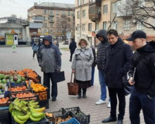 У центрі Запоріжжя на &quot;стометрівці&quot; незаконно торгували екзотичними фруктами - фото