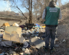 У Запоріжжі вздовж залізничної колії виявили сміттєзвалище, фото: Держекоінспекція Південного округу