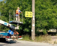 Незаконні вивіски прибрали – Хортицький район Запоріжжя очищують від небезпечного металу (фото)