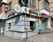 Незаконні вивіски зникли з фасаду — в центрі Запоріжжя прибрали рекламу на проспекті Соборному (фото)