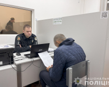 Штовхнув та вихопив гроші - у Запоріжжі чоловік пограбував пенсіонерку