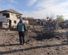 Задокументували шкоду довкіллю - у Запоріжжі на місці влучань російських ракет працювали екологи (фото)