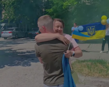 Оплески та сльози - у Запоріжжі зустріли захисника, який повернувся з трирічного полону (відео)