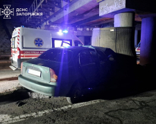 У Запоріжжі сталася нічна ДТП: водія «Ланоса» деблокували з понівеченої автівки після зіткнення з опорою (фото)