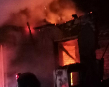 Ворожий дрон знищив будинок — у Запорізькому районі внаслідок обстрілу сталася пожежа (фото)
