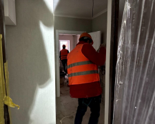 У запорізькому будинку на вулиці Зестафонській відремонтували майже всі квартири пошкодженого обстрілами ворога під&#039;їзду - фото