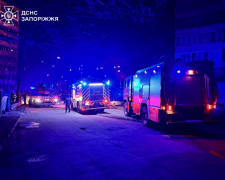 У Запоріжжі в багатоповерхівці спалахнула пожежа — надзвичайники гасили полум'я з драбини (фото, відео)
