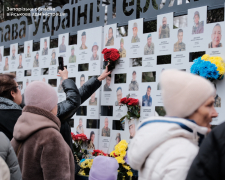 Обличчя Героїв: у Запоріжжі на Алеї пам’яті відкрили нові стенди з портретами полеглих на війні захисників (фото, відео)
