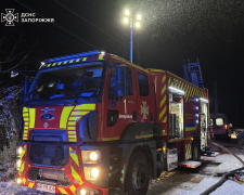 Пожежа спалахнула пізно вночі: у Запоріжжі пенсіонера з вогню рятували надзвичайники
