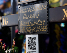 У Запоріжжі на могилах загиблих правоохоронців встановили QR-коди з історіями героїв (фото)
