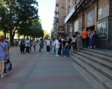 Роками псувала вигляд - у Запоріжжі очищують знакову арку від незаконної реклами (відео)