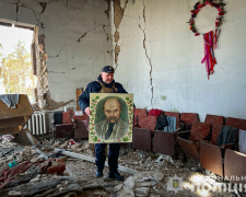 Поліцейський врятував останню вцілілу цінність в зруйнованому росіянами будинку культури в Оріхові