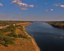 У Запоріжжі на Старому Дніпрі відступила вода і утворився мальовничий ландшафт з піску.