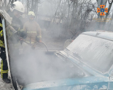 Гасили 11 рятувальників - у Запоріжжі загорілася автівка (фото)