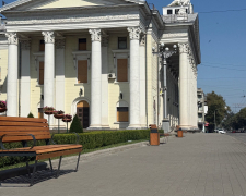Вздовж центрального проспекту Запоріжжя встановили нові лави (фото)