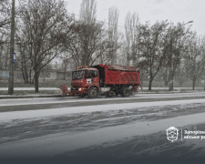 У Запоріжжі випав сніг - як працюють служби та що радить поліція (фото)