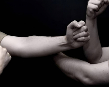 Агресивний відвідувач напав на адміністратора кафе — у Запоріжжі поліція затримала хулігана