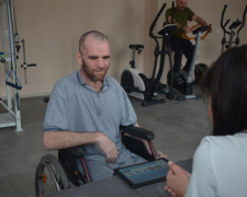 Військові, які втратили можливість говорити після поранень, вчаться знову бути почутими — завдяки сучасним технологіям і підтримці фахівців.