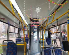Святкові вогники та мішура - у Запоріжжі нагородили переможців конкурсу новорічного оформлення громадського транспорту (фото, відео)