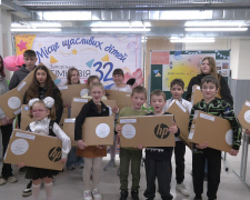 У Запорізькій області понад тисяча дітей уже отримали нові ноутбуки, зокрема 19 учнів гімназії №32