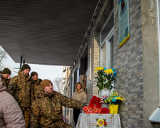 У Запоріжжі вшанували Героя: на фасаді ліцею з’явилася дошка на честь нацгвардійця (фото)
