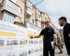 Володимир Зеленський побачив, як відновили будинок у центрі Запоріжжя, зруйнований ворогом у жовтні 2022 року