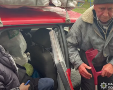 Під обстрілами та FPV-дронами: поліцейські евакуювали мешканців Приморського, які довго не наважувалися на виїзд (відео)