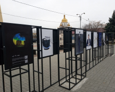 Як виглядає виставка плакатів воєнного часу польского художника у спальному районі Запоріжжя - фото