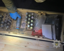 Правоохоронці Запорізького району приїхали на сварку між сусідами, а виявили у 52-річного чоловіка схованку з підривачами, зарядами та невідомою речовиною