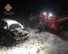 Опинився у сніговій пастці - рятувальники надали допомогу водію, що застряг в кюветі (фото)