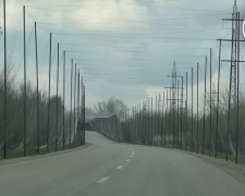 Близько двохсот кілометрів під захистом: запорізькі дороги закривають від дронів (фото, відео)