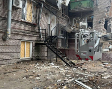 У Запоріжжі триває ліквідація наслідків ракетних ударів по багатоповерхівкам та приватним будинкам - фото