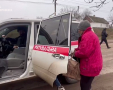 &quot;Наш обов’язок — забезпечити безпечний шлях&quot;: рятувальники терміново евакуювали родину з Юрківки на Запоріжжі (відео)