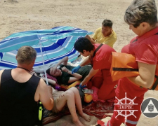 Витягли з води в останній момент - на Центральному пляжі в Запоріжжі врятували чотирьох підлітків (фото)