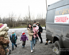 На Запоріжжі врятували багатодітну сім'ю - мати з дітьми ховалася від обстрілів у підвалі (фото, відео)