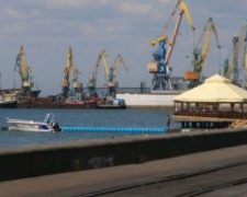 У Бердянському порту окупанти підняли затонулий десантний корабель, який знищили українські військові
