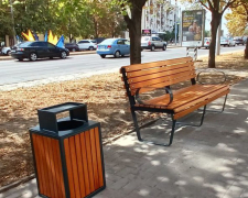 В центрі Запоріжжя встановили нові лавки та урни для зручності містян