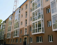 Звели дах і утеплюють стіни – у Запоріжжі продовжують капітальний ремонт будинку на вулиці Незалежної України (фото)