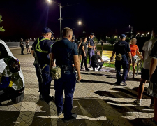 Побив і витяг пістолет - на пляжі в Запоріжжі молодик напав на підлітка (фото)