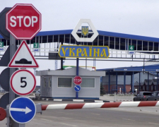 Запорізькі поліцейські та міграційна служба примусово видворили з України 37-річного мігранта, який переховувався від закону та мав судимості