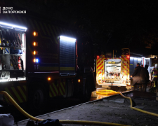 У Запоріжжі пожежа забрала життя жінки — рятувальники вивели людей з багатоповерхівки (фото)