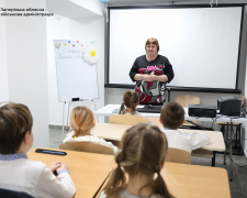 «Можна не хвилюватися, що прилетить ракета»: у Запоріжжі діти з релокованої громади навчаються у змішаному форматі (фото, відео)