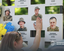 На Алеї пам’яті полеглих Героїв у Запоріжжі з'явилися нові стенди - фото