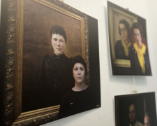 Перетворив людей на скульптури та на історичні постаті – у Запоріжжі відкрили виставку відомого українського фотохудожника