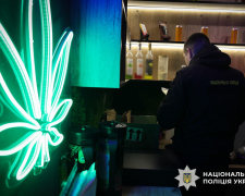 Льодяники, шоколад та желатинові ведмедики: у запорізьких магазинах наркотики маскували під "легальну" продукцію