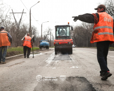 У Запоріжжі зима була нещадна до асфальту: на Хортиці латають стратегічний шлях від Мамая до аркового мосту (фото)