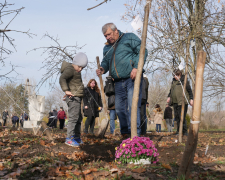 У Запоріжжі на Хортиці вшанували полеглих Героїв — у &quot;Парку Честі&quot; висадили сотні молодих дерев пам’яті (фото, відео)