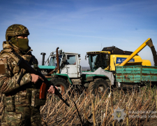 На Запоріжжі аграрії збирають урожай під прикриттям спецпризначенців