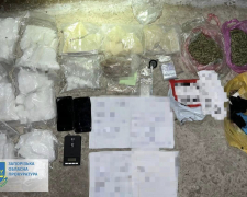 Зберігали у гаражі наркотики вартістю 55 мільйонів гривень: у Запоріжжі затримали групу осіб - фото
